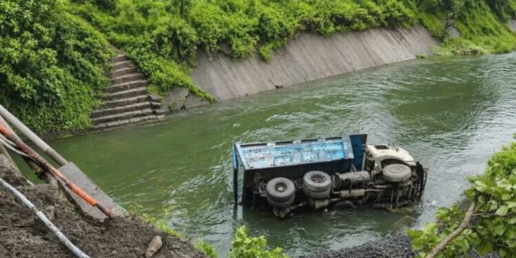 Saraikela chandil accident – चांडिल में अनियंत्रित कोयला लदा हाइवा कैनाल में गिरा, चालक घायल