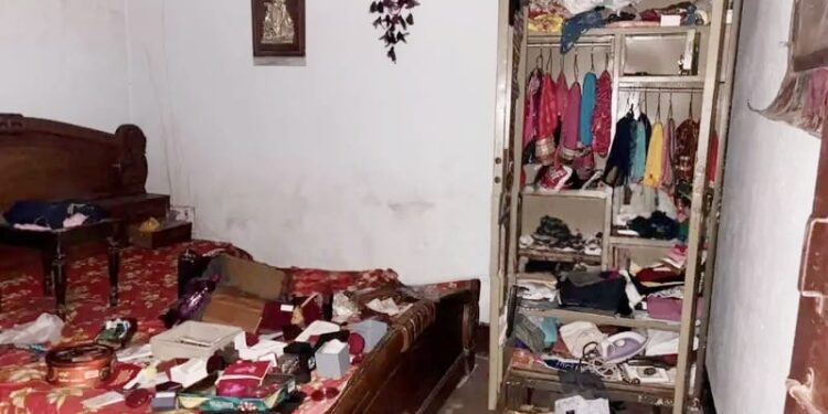 Adityapur theft – आरआईटी में बंद मकान में लाखों की चोरी, 3.50 लाख के गहने व 70 हजार नकद ले उड़े चोर Adityapur theft – आरआईटी में बंद मकान में लाखों की चोरी, 3.50 लाख के गहने व 70 हजार नकद ले उड़े चोर