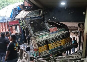 Jamshedpur incident – साकची गोलचक्कर पर बड़ा हादसा, अनियंत्रित ट्रक दुकान में घुसी Jamshedpur incident – साकची गोलचक्कर पर बड़ा हादसा, अनियंत्रित ट्रक दुकान में घुसी