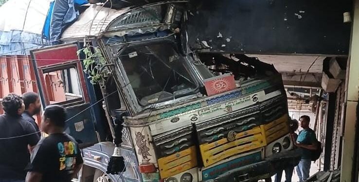 Jamshedpur incident – साकची गोलचक्कर पर बड़ा हादसा, अनियंत्रित ट्रक दुकान में घुसी Jamshedpur incident – साकची गोलचक्कर पर बड़ा हादसा, अनियंत्रित ट्रक दुकान में घुसी