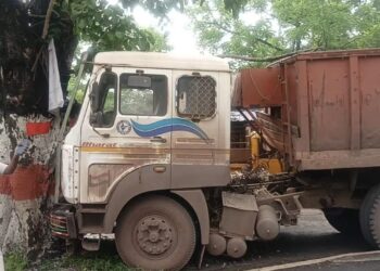 Jamshedpur accident – खासमहल में अनियंत्रित ट्रक पेड़ से टकरायी, ट्रक क्षतिग्रस्त
