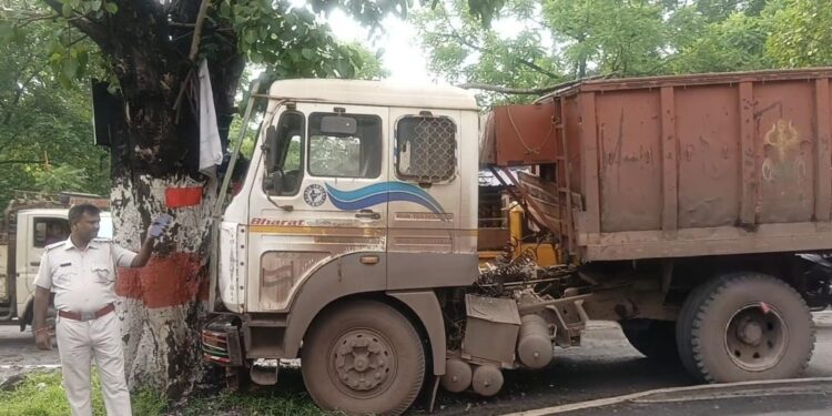 Jamshedpur accident – खासमहल में अनियंत्रित ट्रक पेड़ से टकरायी, ट्रक क्षतिग्रस्त