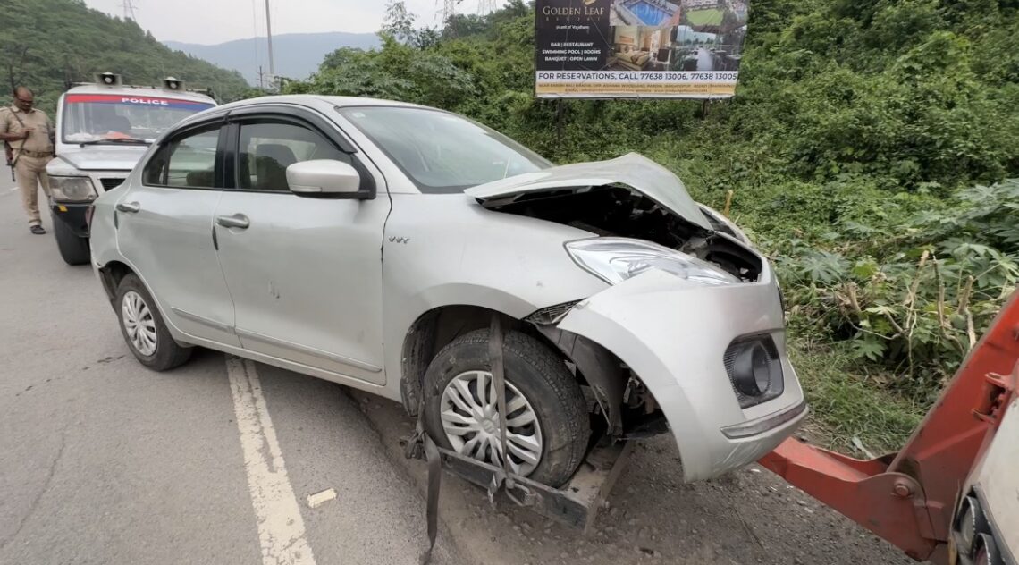 Jamshedpur accident : मानगो में कार चला रही महिला ने डिवाइडर से टकराई, युवकों ने की कार रोकने की कोशिश