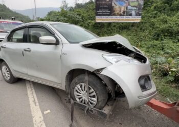 Jamshedpur accident : मानगो में कार चला रही महिला ने डिवाइडर से टकराई, युवकों ने की कार रोकने की कोशिश