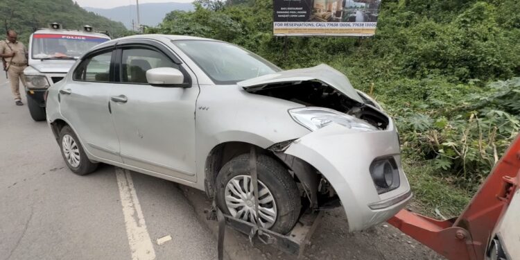 Jamshedpur accident : मानगो में कार चला रही महिला ने डिवाइडर से टकराई, युवकों ने की कार रोकने की कोशिश