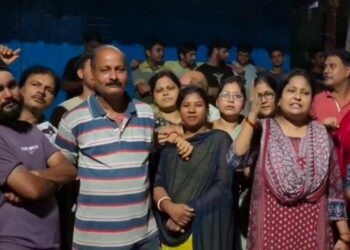 Jamshedpur public protest – जुगसलाई स्कूल-मंदिर के पास खुली सरकारी शराब दुकान का महिलाओं ने किया विरोध, पहले ही दिन बंद करनी पड़ी दुकान