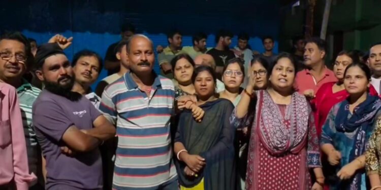 Jamshedpur public protest – जुगसलाई स्कूल-मंदिर के पास खुली सरकारी शराब दुकान का महिलाओं ने किया विरोध, पहले ही दिन बंद करनी पड़ी दुकान