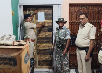 Jamshedpur police action – जमशेदपुर के दो फरार आरोपियों के खिलाफ कुर्की-जब्ती की कार्रवाई को लेकर इश्तेहार चस्पाया Jamshedpur police action – जमशेदपुर के दो फरार आरोपियों के खिलाफ कुर्की-जब्ती की कार्रवाई को लेकर इश्तेहार चस्पाया