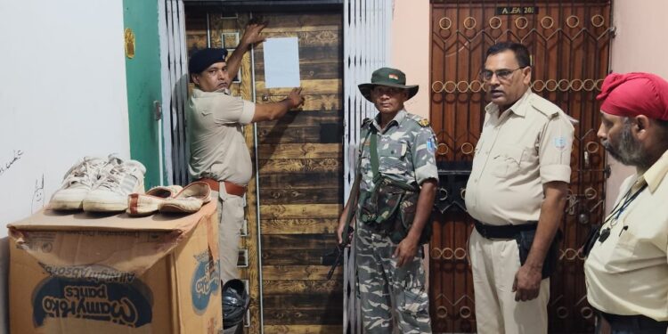 Jamshedpur police action – जमशेदपुर के दो फरार आरोपियों के खिलाफ कुर्की-जब्ती की कार्रवाई को लेकर इश्तेहार चस्पाया