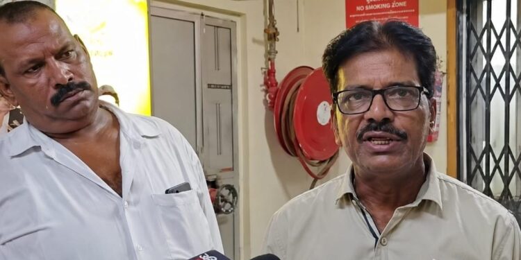 Jamshedpur bank allegation – गोलमुरी में बैंक अधिकारी व कर्मचारियों पर 40 लाख रुपये गबन का आरोप, पीड़ित ने म्यूचुअल फंड में किया था निवेश Jamshedpur bank allegation – गोलमुरी में बैंक अधिकारी व कर्मचारियों पर 40 लाख रुपये गबन का आरोप, पीड़ित ने म्यूचुअल फंड में किया था निवेश