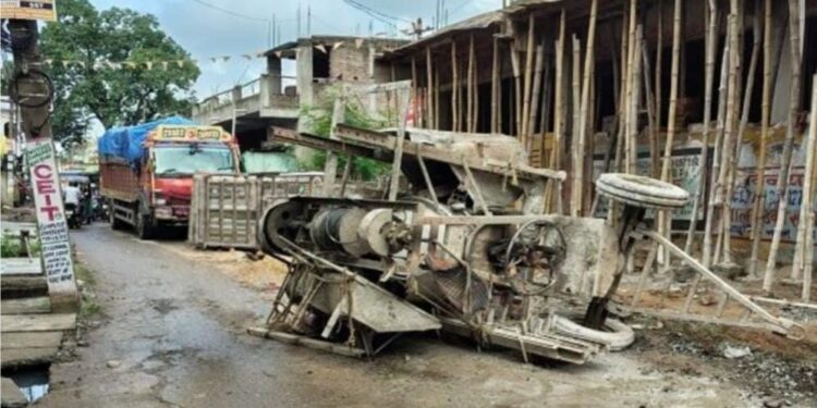 Jamshedpur accident – परसुडीह में अनियंत्रित कंक्रीट मिक्सर मशीन सड़क के बीचों-बीच पलटी, घंटों बाधित रहा आवागमन Jamshedpur accident – परसुडीह में अनियंत्रित कंक्रीट मिक्सर मशीन सड़क के बीचों-बीच पलटी, घंटों बाधित रहा आवागमन
