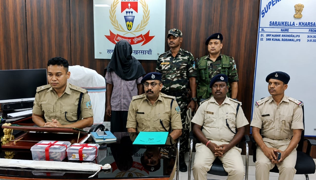 Saraikela murder case – सीनी में पत्नी के चरित्र पर पति को था संदेह, हत्या कर शव को सेफ्टी टैंक में छिपाया, गिरफ्तार Saraikela murder case – सीनी में पत्नी के चरित्र पर पति को था संदेह, हत्या कर शव को सेफ्टी टैंक में छिपाया, गिरफ्तार