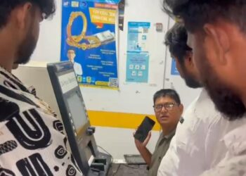 Jamshedpur bank issue – कैनरा बैंक डिमना के सीडीएम में फंसी नकदी, कई दिनों से खाते में नहीं पहुंची राशि, ग्राहकों ने उठाए सवाल Jamshedpur bank issue – कैनरा बैंक डिमना के सीडीएम में फंसी नकदी, कई दिनों से खाते में नहीं पहुंची राशि, ग्राहकों ने उठाए सवाल