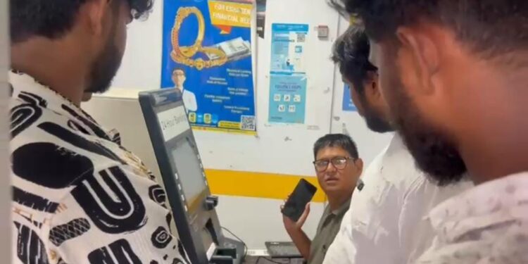 Jamshedpur bank issue – कैनरा बैंक डिमना के सीडीएम में फंसी नकदी, कई दिनों से खाते में नहीं पहुंची राशि, ग्राहकों ने उठाए सवाल