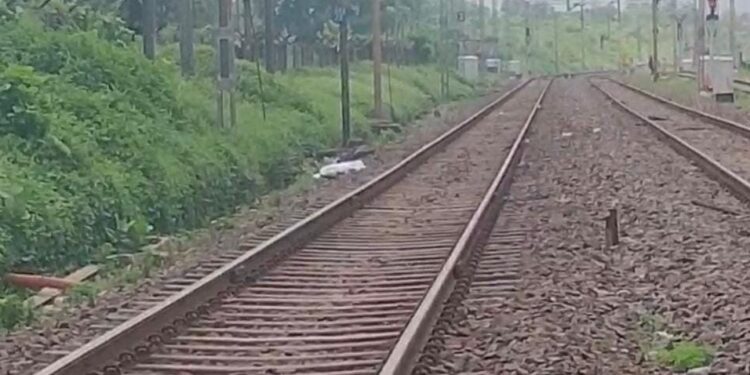 Jamshedpur suicide case – परसुडीह में ट्रेन के सामने कूदने वाली महिला सोनारी के श्रीराम स्वीट्स की मालकिन निकली, परिजनों ने किया शिनाख्त Jamshedpur suicide case – परसुडीह में ट्रेन के सामने कूदने वाली महिला सोनारी के श्रीराम स्वीट्स की मालकिन निकली, परिजनों ने किया शिनाख्त