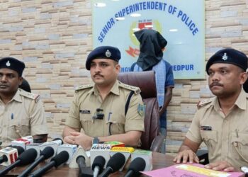 Jamshedpur rural police action: जादूगोड़ा में 452 ग्राम गांजा के साथ एक गिरफ्तार, बाइक और मोबाइल जब्त, देखिए – video Jamshedpur rural police action: जादूगोड़ा में 452 ग्राम गांजा के साथ एक गिरफ्तार, बाइक और मोबाइल जब्त, देखिए – video
