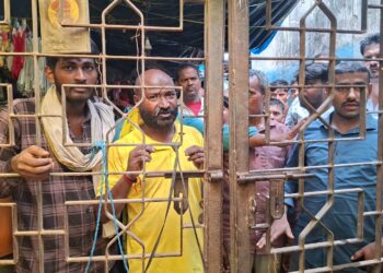Jamshedpur dispute – साकची सब्जी मंडी में ट्रक खड़ा करने को लेकर विवाद, मारपीट के आरोप के बाद व्यापारियों ने बंद की मंडी, देखिए – video