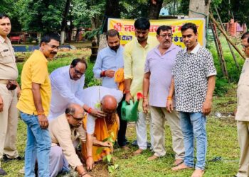 Jamshedpur laxminarayan mandir : केबुल टाउन के श्री लक्ष्मीनारायण मंदिर में नवग्रह वाटिका का शिलान्यास, विधायक सरयू राय ने लगाया पीपल का पौधा