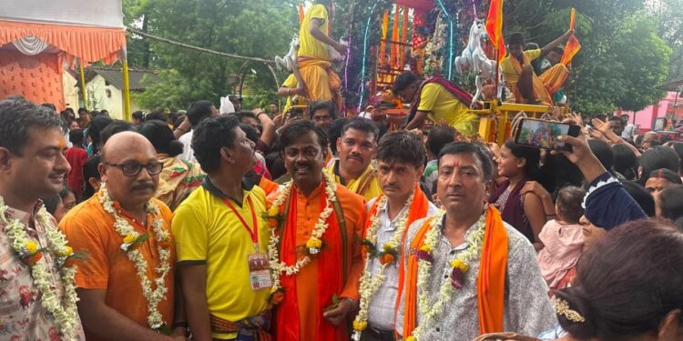 Jamshedpur rathyatra : जमशेदपुर के कई स्थानों पर निकली रथ यात्रा, भाजपा नेताओं ने किये भगवान जगन्नाथ के दर्शन, खींचे रथ