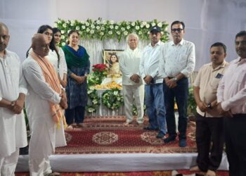 Tata workers union president wifes last rituals : टाटा वर्कर्स यूनियन के अध्यक्ष संजीव चौधरी टुन्नु की दिवंगत पत्नी के श्राद्धकर्म में जुटे लोग, दी रेणुका चौधरी को श्रद्धांजलि Tata workers union president wifes last rituals : टाटा वर्कर्स यूनियन के अध्यक्ष संजीव चौधरी टुन्नु की दिवंगत पत्नी के श्राद्धकर्म में जुटे लोग, दी रेणुका चौधरी को श्रद्धांजलि