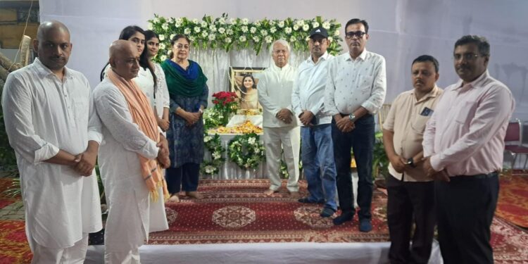 Tata workers union president wifes last rituals : टाटा वर्कर्स यूनियन के अध्यक्ष संजीव चौधरी टुन्नु की दिवंगत पत्नी के श्राद्धकर्म में जुटे लोग, दी रेणुका चौधरी को श्रद्धांजलि Tata workers union president wifes last rituals : टाटा वर्कर्स यूनियन के अध्यक्ष संजीव चौधरी टुन्नु की दिवंगत पत्नी के श्राद्धकर्म में जुटे लोग, दी रेणुका चौधरी को श्रद्धांजलि