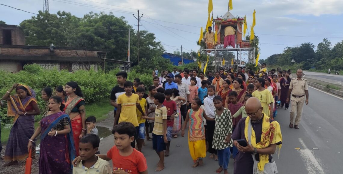 Jamshedpur rural rathyatra – गालूडीह नवकुंज मंदिर से निकली रथ यात्रा, दारिसाई मौसी बाड़ी पहुंचा रथ