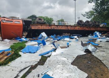 Jamshedpur accident: सीतारामडेरा में एल्यूमिनियम शीट लदा ट्रक पलटा, बड़ा हादसा टला