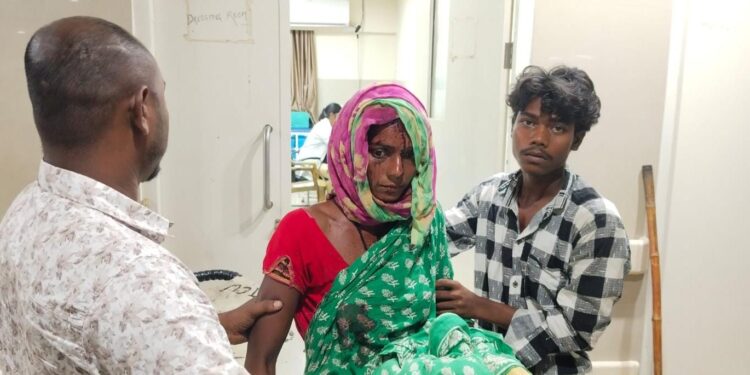 Jamshedpur rural incident – बोड़ाम में मानसिक रूप से बीमार महिला ने कुल्हाड़ी से अपने ही सिर और गर्दन पर किया वार, गंभीर रूप से घायल Jamshedpur rural incident – बोड़ाम में मानसिक रूप से बीमार महिला ने कुल्हाड़ी से अपने ही सिर और गर्दन पर किया वार, गंभीर रूप से घायल