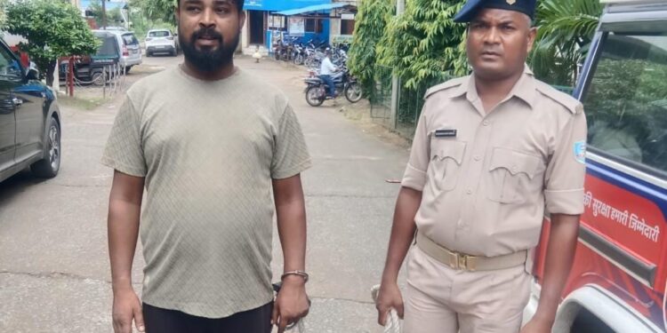 Jamshedpur rural police action: कोवाली पुलिस की कार्रवाई, फरार वारंटी गिरफ्तार Jamshedpur rural police action: कोवाली पुलिस की कार्रवाई, फरार वारंटी गिरफ्तार
