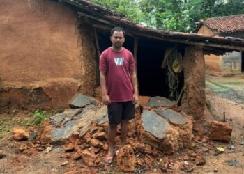 Saraikela chandil elephant terror – चांडिल में जंगली हाथी ने जमकर मचाया उत्पात, घर को किया क्षतिग्रस्त Saraikela chandil elephant terror – चांडिल में जंगली हाथी ने जमकर मचाया उत्पात, घर को किया क्षतिग्रस्त