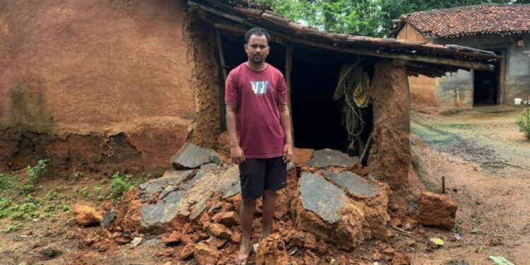 Saraikela chandil elephant terror – चांडिल में जंगली हाथी ने जमकर मचाया उत्पात, घर को किया क्षतिग्रस्त