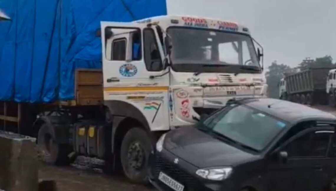 Saraikela chandil accident – चांडिल में सड़क हादसा: बेटे को एयरपोर्ट छोड़ने जा रहे साकची के दंपती की कार को ट्रक ने मारी टक्कर, बाल-बाल बचे तीनों सदस्य Saraikela chandil accident – चांडिल में सड़क हादसा: बेटे को एयरपोर्ट छोड़ने जा रहे साकची के दंपती की कार को ट्रक ने मारी टक्कर, बाल-बाल बचे तीनों सदस्य