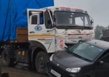 Saraikela chandil accident – चांडिल में सड़क हादसा: बेटे को एयरपोर्ट छोड़ने जा रहे साकची के दंपती की कार को ट्रक ने मारी टक्कर, बाल-बाल बचे तीनों सदस्य