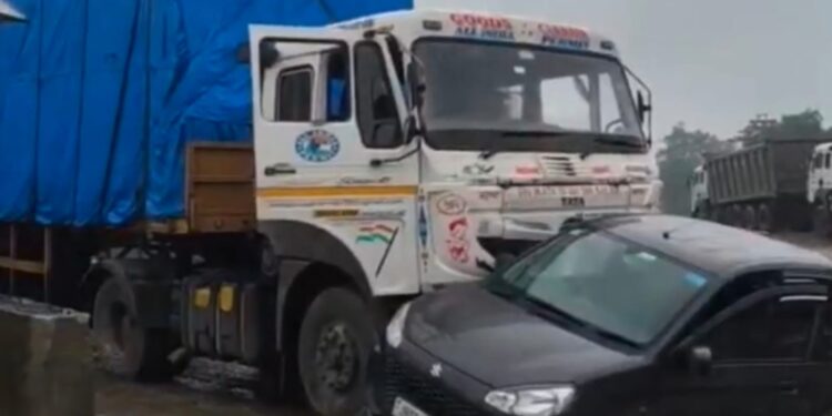 Saraikela chandil accident – चांडिल में सड़क हादसा: बेटे को एयरपोर्ट छोड़ने जा रहे साकची के दंपती की कार को ट्रक ने मारी टक्कर, बाल-बाल बचे तीनों सदस्य Saraikela chandil accident – चांडिल में सड़क हादसा: बेटे को एयरपोर्ट छोड़ने जा रहे साकची के दंपती की कार को ट्रक ने मारी टक्कर, बाल-बाल बचे तीनों सदस्य