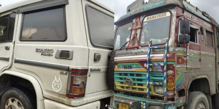 Saraikela chandil accident – चांडिल में ट्रक ने बोलेरो में  मारी टक्कर, बाल-बाल बचे लोग