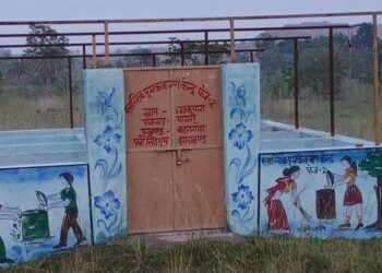 Jamshedpur rural plastic collection centre: बहरागोड़ा के चड़कमारा में दर्शन के लिए है नव निर्मित प्लास्टिक संग्रह केंद्र, आंधी में उड़ा टीन शीट