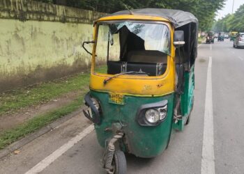 Jamshedpur accident – साकची में ऑटो व कार में टक्कर, नशे और बीमारी के दावों के बीच हुआ विवाद