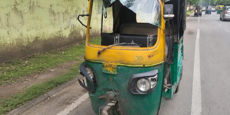 Jamshedpur accident – साकची में ऑटो व कार में टक्कर, नशे और बीमारी के दावों के बीच हुआ विवाद