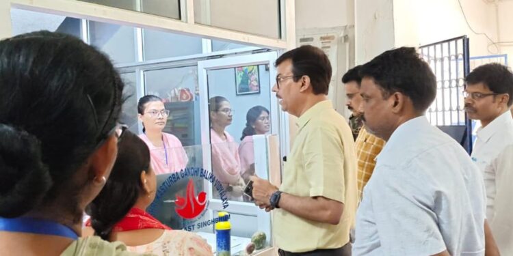 Jamshedpur dc inspection : जमशेदपुर के उपायुक्त ने पटमदा प्रखंड एवं अंचल कार्यालय का किया निरीक्षण, विकास कार्यों एवं जनसेवा से जुड़ी व्यवस्थाओं की ली जानकारी
