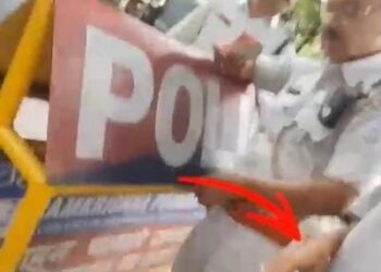 Jamshedpur traffic police corruption : जमशेदपुर में फिर उतरे वसूली के दूत, ट्राफिस पुलिस चेकिंग के नाम पर बाइक सवार से पैसे वसूलते दिखे, देखिये – video, कैसे एक एएसआइ और सिपाही ले रहे है सड़क पर पैसे, देखिये – video Jamshedpur traffic police corruption : जमशेदपुर में फिर उतरे वसूली के दूत, ट्राफिस पुलिस चेकिंग के नाम पर बाइक सवार से पैसे वसूलते दिखे, देखिये – video, कैसे एक एएसआइ और सिपाही ले रहे है सड़क पर पैसे, देखिये – video