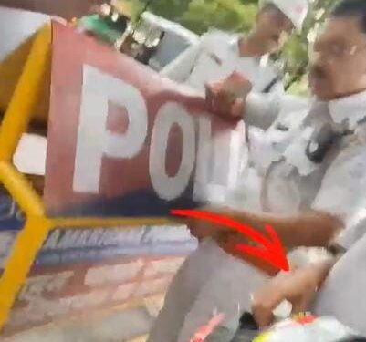Jamshedpur traffic police corruption : जमशेदपुर में फिर उतरे वसूली के दूत, ट्राफिस पुलिस चेकिंग के नाम पर बाइक सवार से पैसे वसूलते दिखे, देखिये – video, कैसे एक एएसआइ और सिपाही ले रहे है सड़क पर पैसे, देखिये – video Jamshedpur traffic police corruption : जमशेदपुर में फिर उतरे वसूली के दूत, ट्राफिस पुलिस चेकिंग के नाम पर बाइक सवार से पैसे वसूलते दिखे, देखिये – video, कैसे एक एएसआइ और सिपाही ले रहे है सड़क पर पैसे, देखिये – video