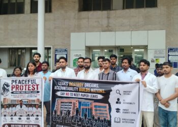 Jamshedpur junior doctors protest – नीट पेपर लीक व छात्रों पर लाठीचार्ज के विरोध में एमजीएम मेडिकल कॉलेज के जूनियर डॉक्टर, छात्रों से तत्काल संवाद स्थापित करने की मांग