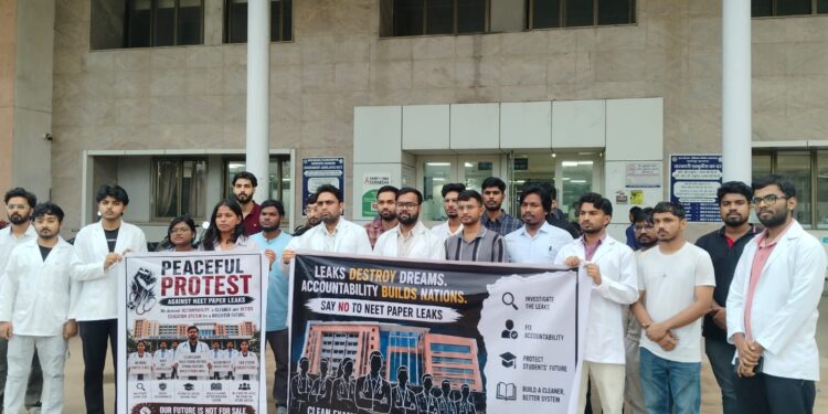 Jamshedpur junior doctors protest – नीट पेपर लीक व छात्रों पर लाठीचार्ज के विरोध में एमजीएम मेडिकल कॉलेज के जूनियर डॉक्टर, छात्रों से तत्काल संवाद स्थापित करने की मांग Jamshedpur junior doctors protest – नीट पेपर लीक व छात्रों पर लाठीचार्ज के विरोध में एमजीएम मेडिकल कॉलेज के जूनियर डॉक्टर, छात्रों से तत्काल संवाद स्थापित करने की मांग