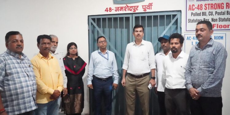 Jamshedpur dc inspection : जमशेदपुर के डीसी ने किया कीताडीह इवीएम वेयर हाउस का निरीक्षण, इवीएम एवं वीवीपैट के सुरक्षित रख-रखाव, त्रिस्तरीय सुरक्षा व्यवस्था, सीसीटीवी निगरानी एवं अभिलेखों के संधारण का लिया जायजा Jamshedpur dc inspection : जमशेदपुर के डीसी ने किया कीताडीह इवीएम वेयर हाउस का निरीक्षण, इवीएम एवं वीवीपैट के सुरक्षित रख-रखाव, त्रिस्तरीय सुरक्षा व्यवस्था, सीसीटीवी निगरानी एवं अभिलेखों के संधारण का लिया जायजा