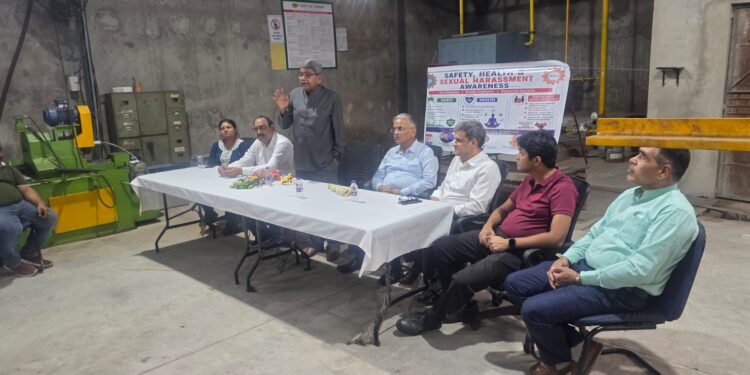Jamshedpur labours meeting : आइएनएसएमएमएस व इइएफ ने सुरक्षा, स्वास्थ्य एवं यौन उत्पीड़न जागरूकता कार्यक्रम का किया आयोजन, कई लोगों ने लिया हिस्सा Jamshedpur labours meeting : आइएनएसएमएमएस व इइएफ ने सुरक्षा, स्वास्थ्य एवं यौन उत्पीड़न जागरूकता कार्यक्रम का किया आयोजन, कई लोगों ने लिया हिस्सा