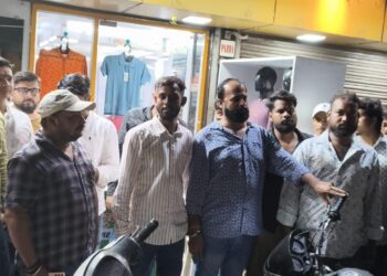 Jamshedpur jugsalai public protest : जुगसलाई में मंदिर के सामने शराब दुकान खोलने के खिलाफ स्थानीय लोगों ने दिया धरना, जोरदार प्रदर्शन Jamshedpur jugsalai public protest : जुगसलाई में मंदिर के सामने शराब दुकान खोलने के खिलाफ स्थानीय लोगों ने दिया धरना, जोरदार प्रदर्शन