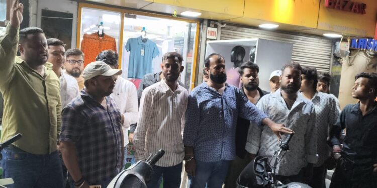 Jamshedpur jugsalai public protest : जुगसलाई में मंदिर के सामने शराब दुकान खोलने के खिलाफ स्थानीय लोगों ने दिया धरना, जोरदार प्रदर्शन Jamshedpur jugsalai public protest : जुगसलाई में मंदिर के सामने शराब दुकान खोलने के खिलाफ स्थानीय लोगों ने दिया धरना, जोरदार प्रदर्शन
