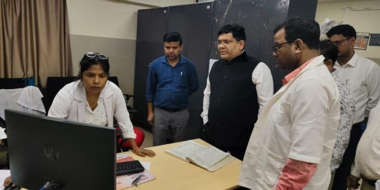 Jamshedpur mgm hospital doctors meeting – एमजीएम मेडिकल अस्पताल में झारखंड स्टेट एड्स कंट्रोल सोसायटी के प्रोजेक्ट डायरेक्टर ने की समीक्षा बैठक, गर्भवती महिलाओं में एचआईवी स्क्रीनिंग सुनिश्चित करने का निर्देश Jamshedpur mgm hospital doctors meeting – एमजीएम मेडिकल अस्पताल में झारखंड स्टेट एड्स कंट्रोल सोसायटी के प्रोजेक्ट डायरेक्टर ने की समीक्षा बैठक, गर्भवती महिलाओं में एचआईवी स्क्रीनिंग सुनिश्चित करने का निर्देश