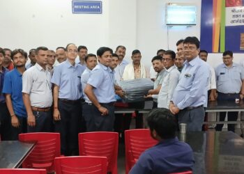 tata motors retirement : टाटा मोटर्स के वर्ल्ड ट्रक के कर्मचारी रिटायर, दी गयी विदाई
