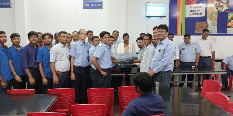 tata motors retirement : टाटा मोटर्स के वर्ल्ड ट्रक के कर्मचारी रिटायर, दी गयी विदाई